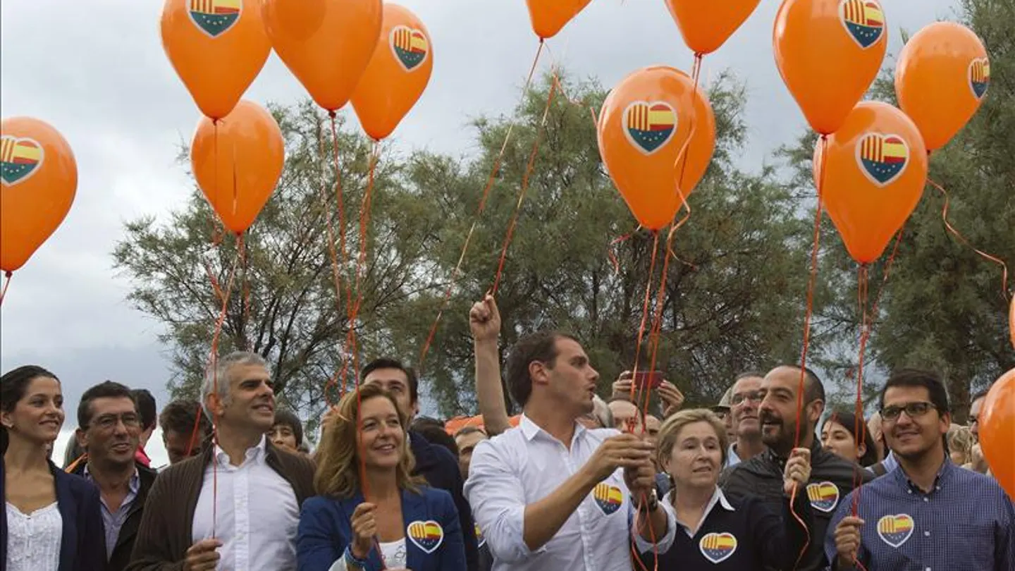 Ciutadans lanzando globos en la festividad de la Diada Ciutadans lanzando globos en la festividad de la Diada