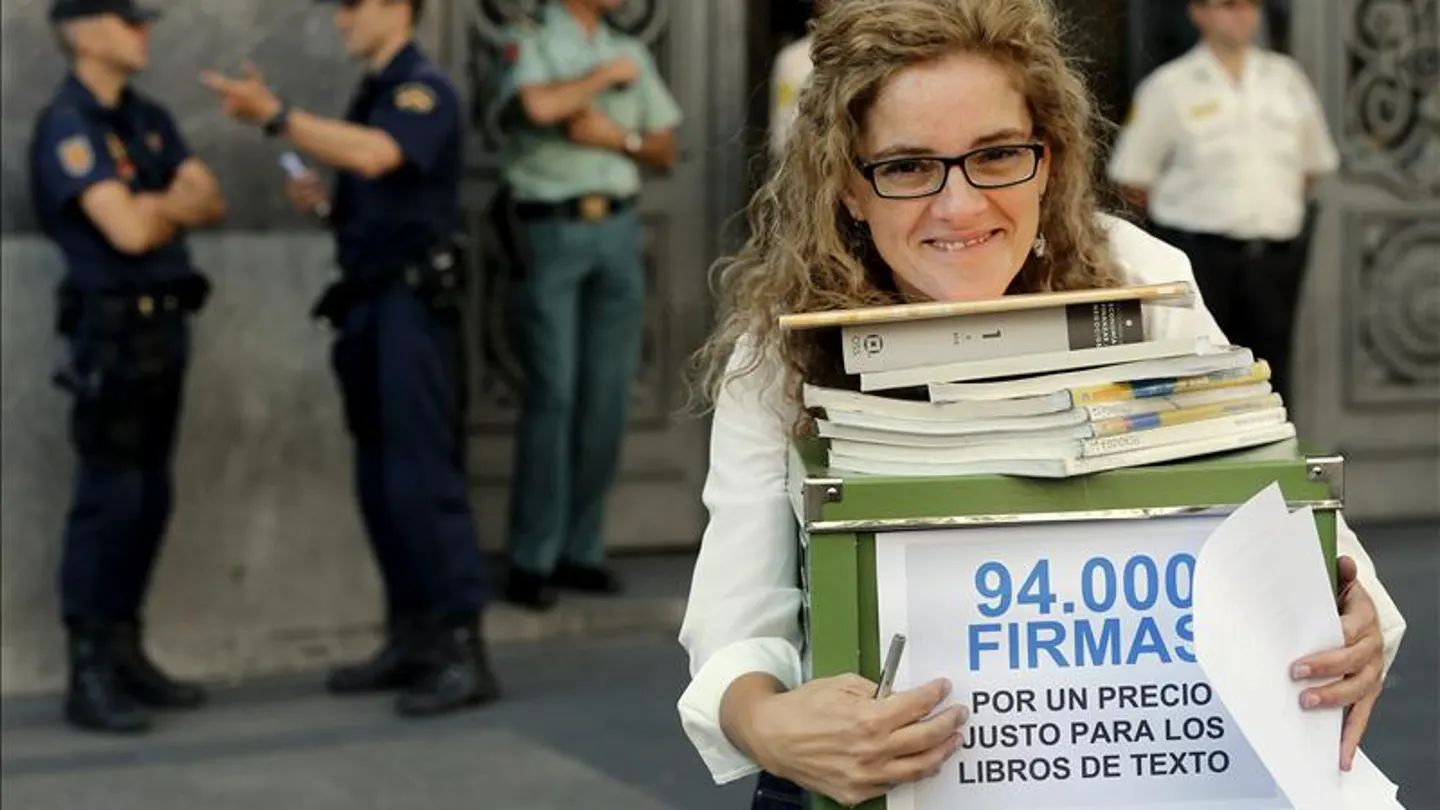 La responsable de la campaña en Internet "Por un precio justo para los libros de texto", Elena Alfaro La responsable de la campaña en Internet "Por un precio justo para los libros de texto", Elena Alfaro