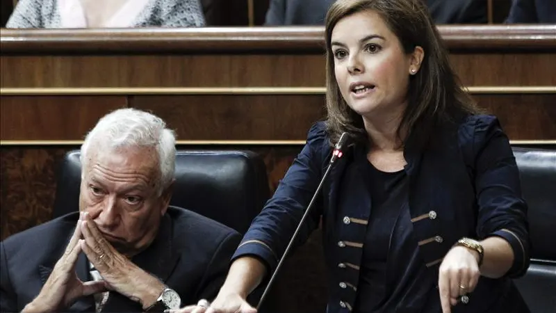 Soraya Sáenz de Santamaría junto a Margallo en el Congreso