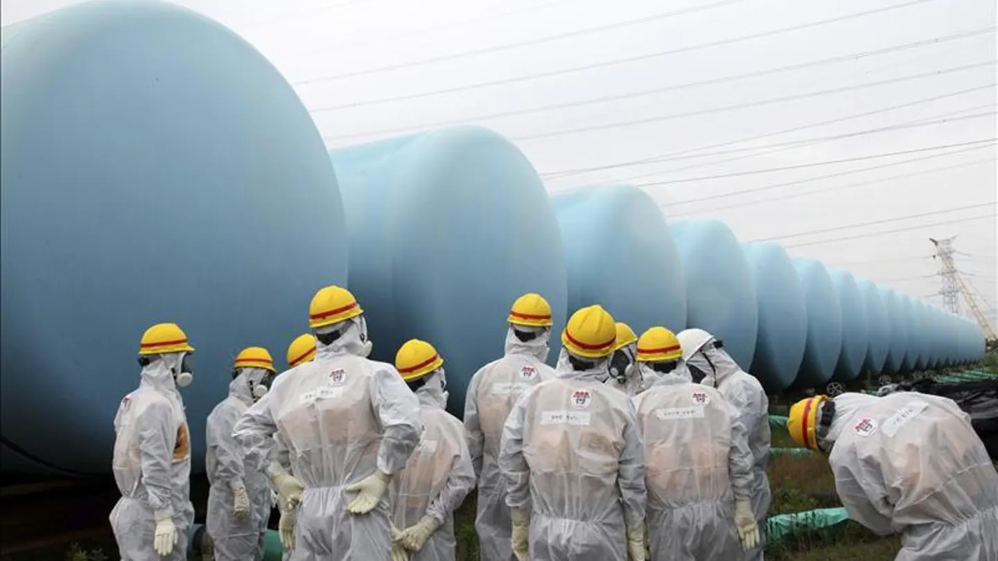 Autoridad de Regulación Nuclear inspeccionando los tanques de almacenaje para agua contaminada Autoridad de Regulación Nuclear inspeccionando los tanques de almacenaje para agua contaminada