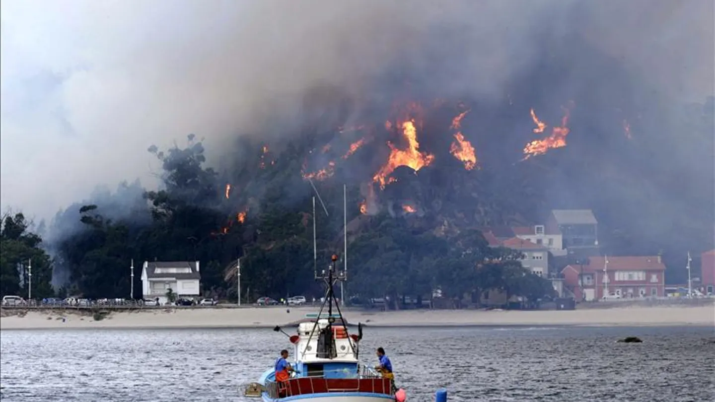 Controlado el incendio de O Pindo que ha calcinado 2.200 hectáreas Controlado el incendio de O Pindo que ha calcinado 2.200 hectáreas