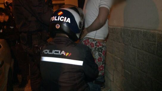 Los agentes cachean a un presunto traficante de droga