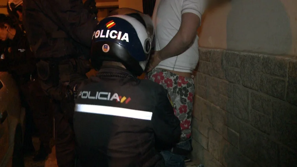 Los agentes cachean a un presunto traficante de droga