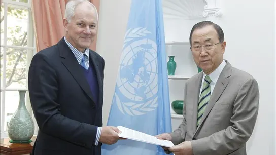 El profesor Ake Sellstrom entrega el informe de la masacre Ban Ki-moon El profesor Ake Sellstrom entrega el informe de la masacre Ban Ki-moon