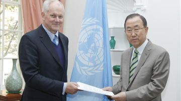 El profesor Ake Sellstrom entrega el informe de la masacre Ban Ki-moon 