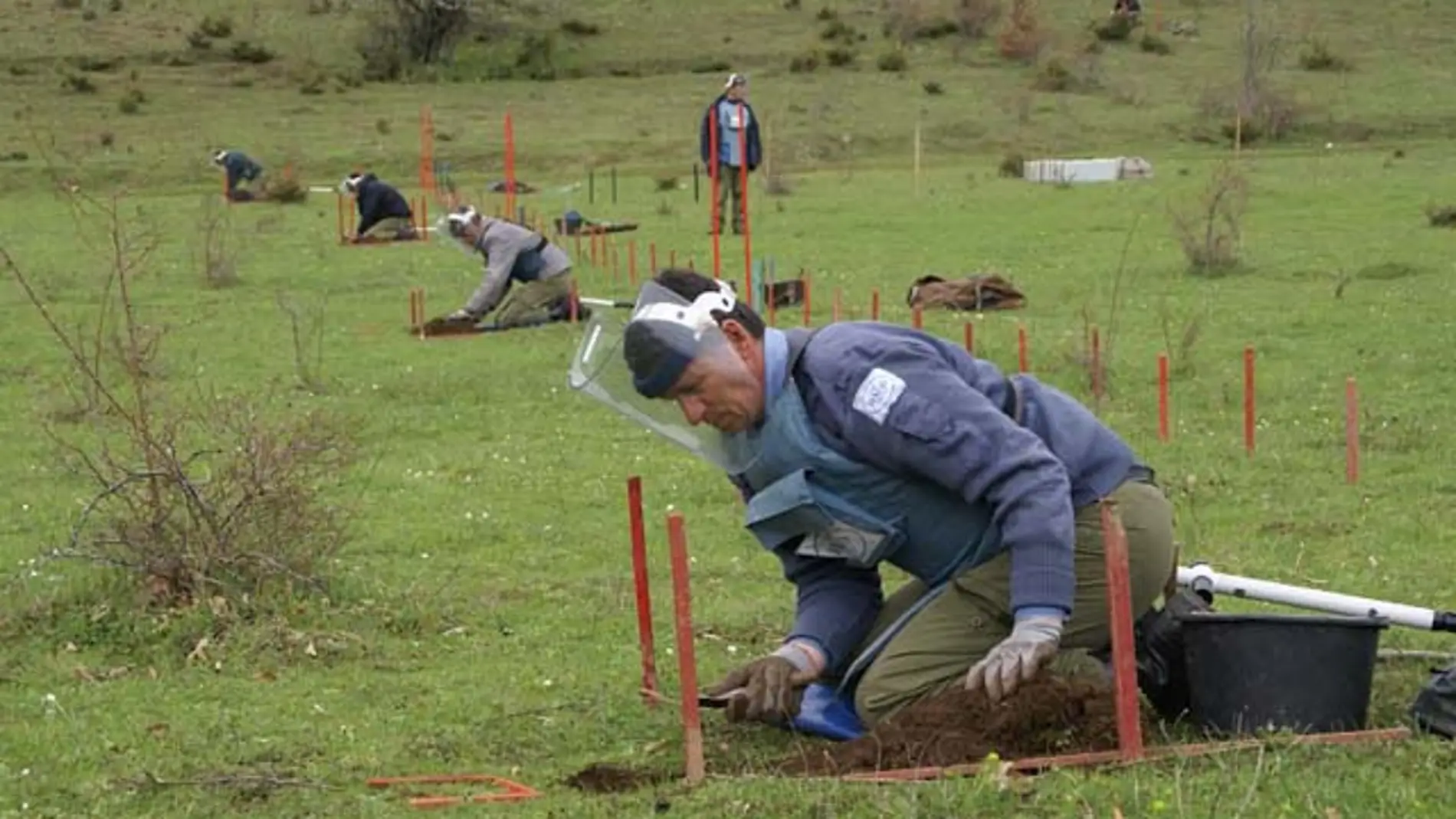 Desactivan minas en Kosovo