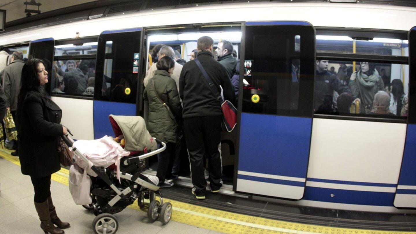 Uno de los vagones de un metro de Madrid en la estaci&oacute;n de Sol.