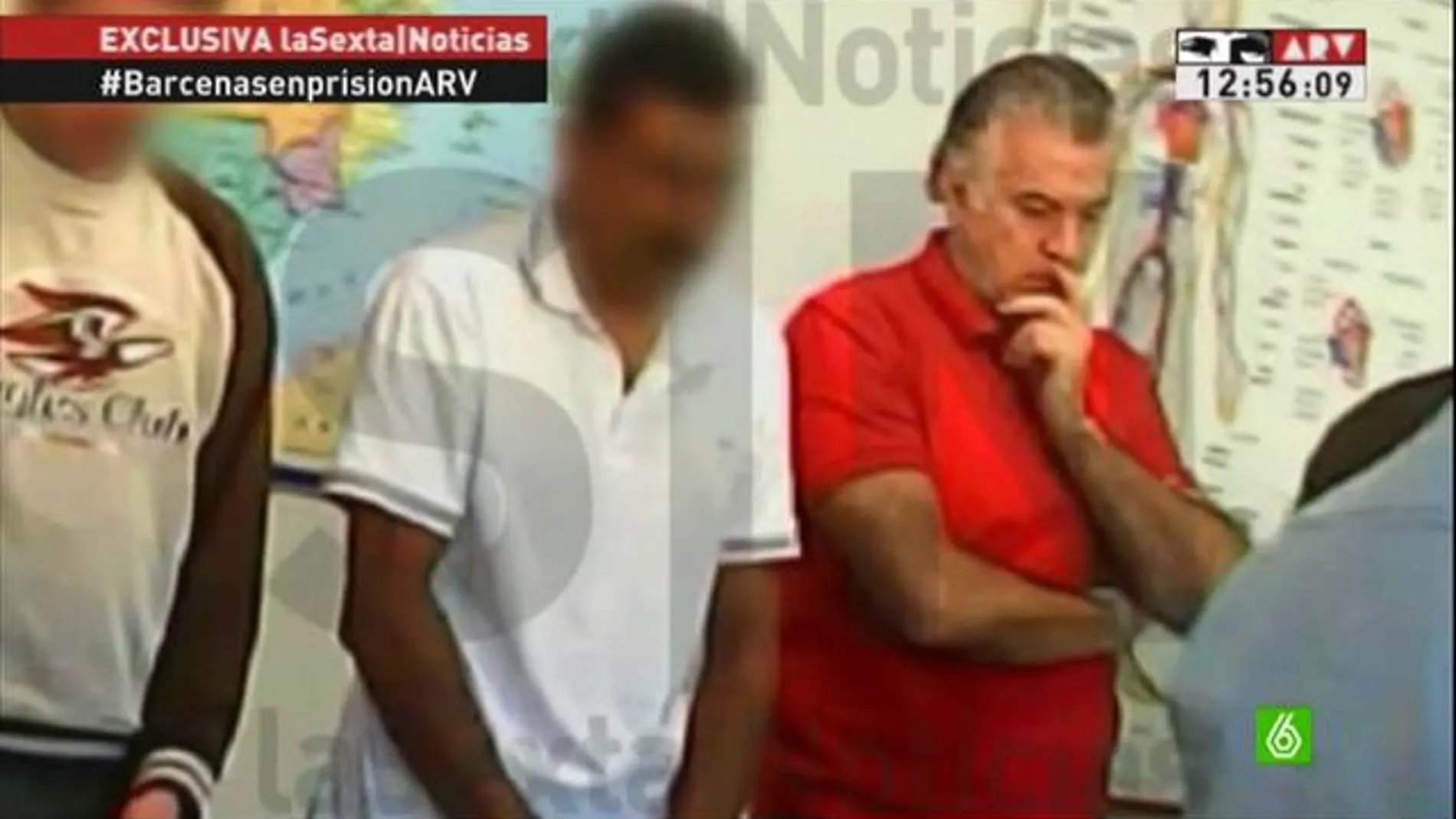 Luis Bárcenas reza en prisión