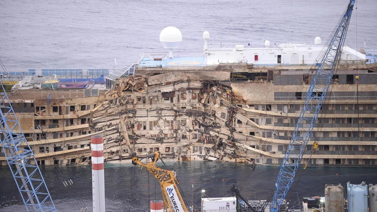 El crucero 'Costa Concordia' enderezado.