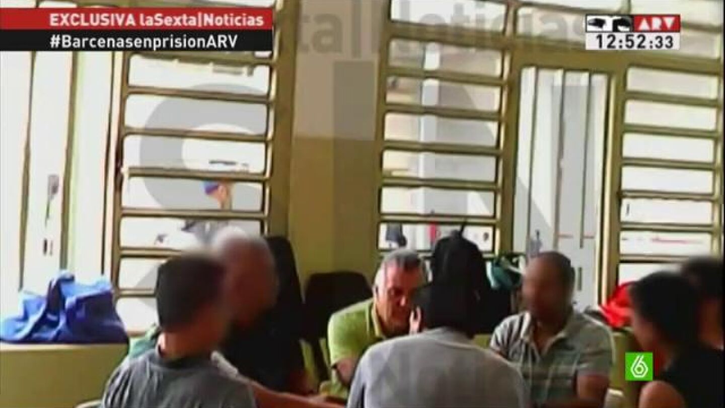 B&aacute;rcenas jugando a las cartas en prisi&oacute;n