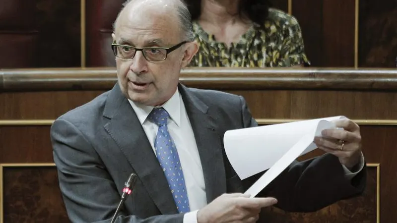 Cristóbal Montoro con documentos en el Congreso