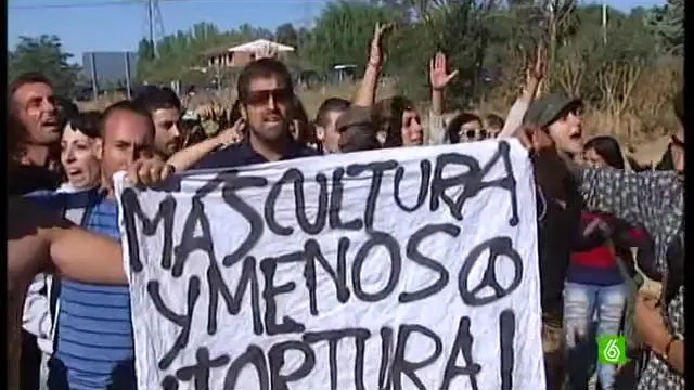 Grupo de personas protestan contra el Toro de la Vega
