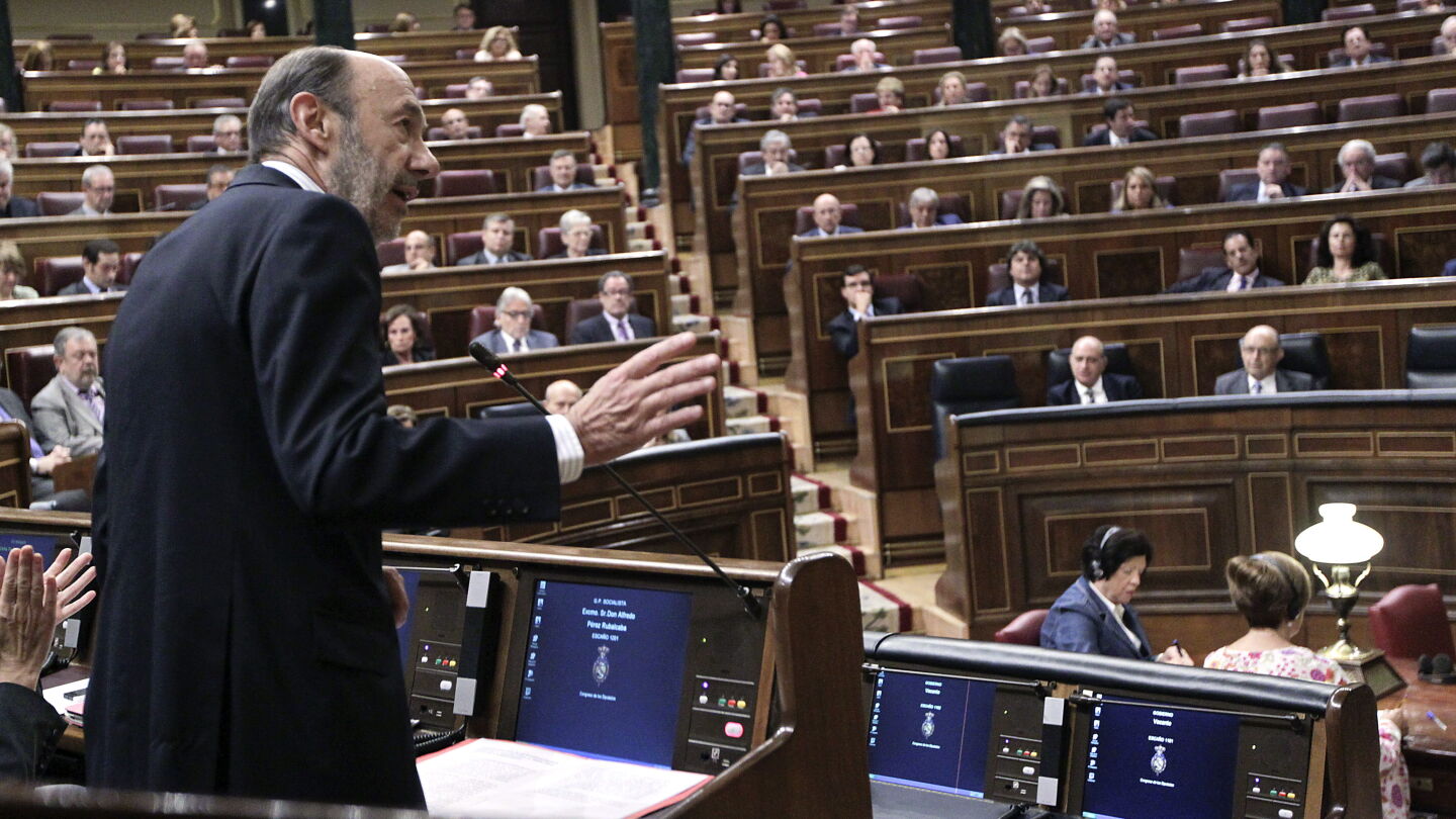Rubalcaba augura corta vida a reforma de pensiones y Rajoy le resta autoridad