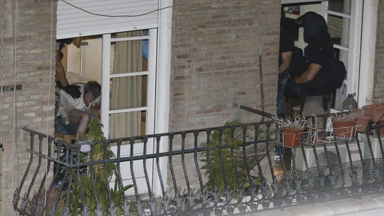 Momento de la detención del hombre atrincherado en su casa de Murcia. Momento de la detención del hombre atrincherado en su casa de Murcia.