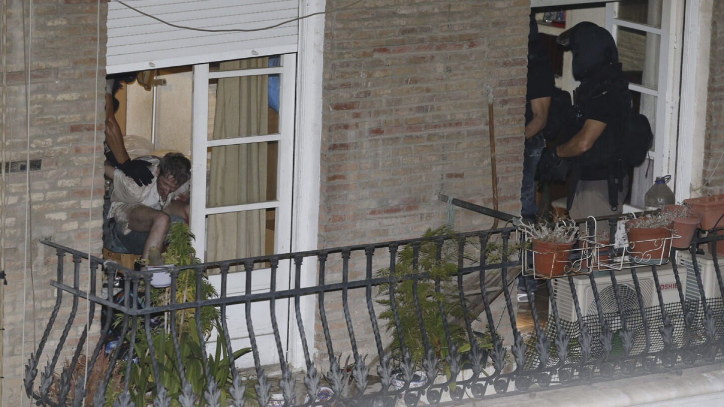 Momento de la detenci&oacute;n del hombre atrincherado en su casa de Murcia.