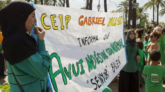 Dos mujeres sostienen una pancarta que hace alusi&oacute;n a los recortes que ha aplicado el Ejecutivo en educaci&oacute;n