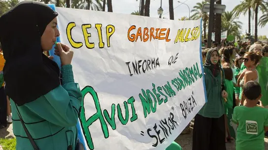 Dos mujeres sostienen una pancarta que hace alusión a los recortes que ha aplicado el Ejecutivo en educación Dos mujeres sostienen una pancarta que hace alusión a los recortes que ha aplicado el Ejecutivo en educación