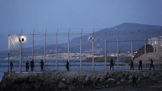 Estudian colocar un pantalán flotante para dificultar el acceso a playa de Ceuta Estudian colocar un pantalán flotante para dificultar el acceso a playa de Ceuta
