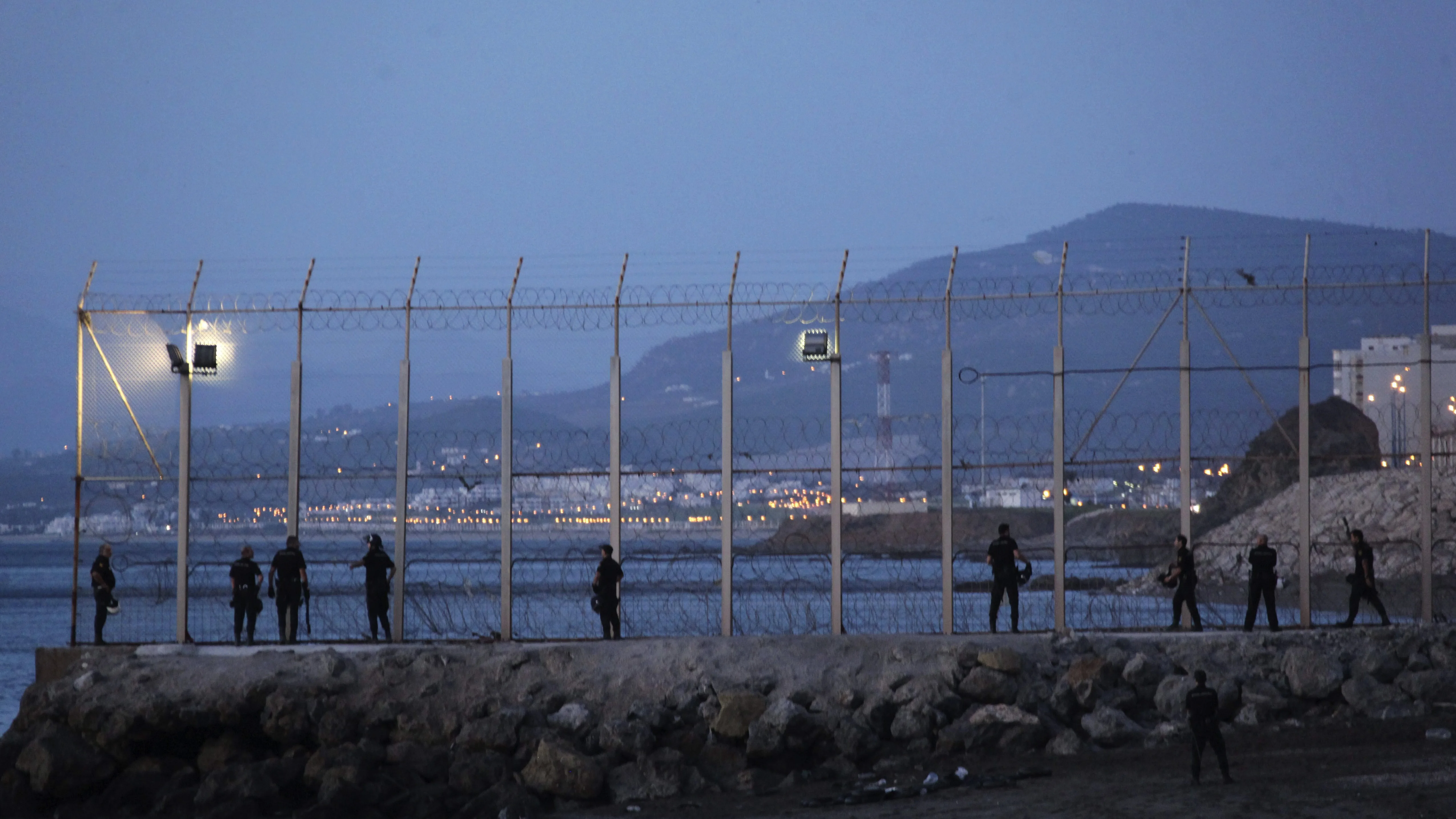 Estudian colocar un pantalán flotante para dificultar el acceso a playa de Ceuta