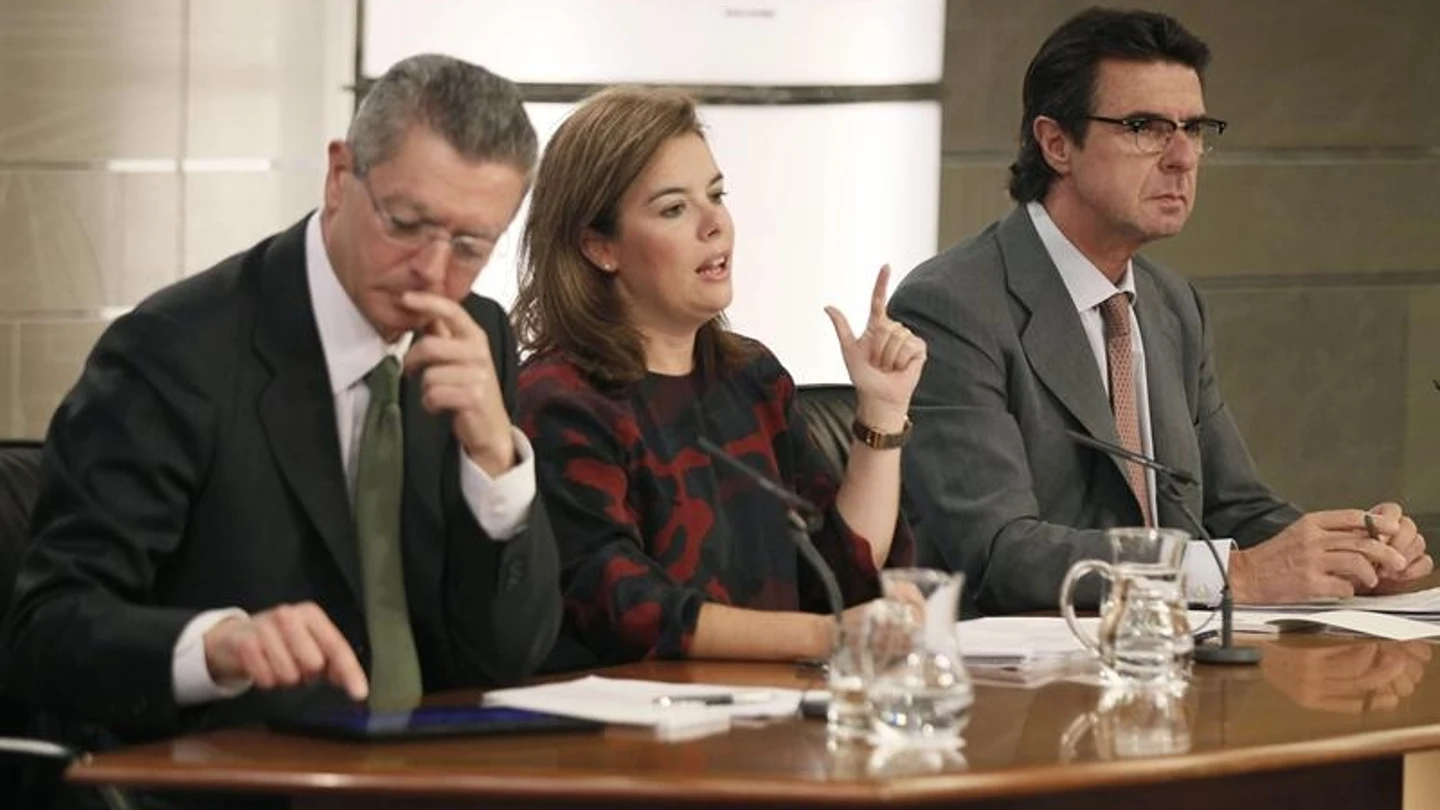 Soraya Sáenz de Santamaría junto a los ministros Alberto Ruiz Gallardón y José Manuel Soria Soraya Sáenz de Santamaría junto a los ministros Alberto Ruiz Gallardón y José Manuel Soria