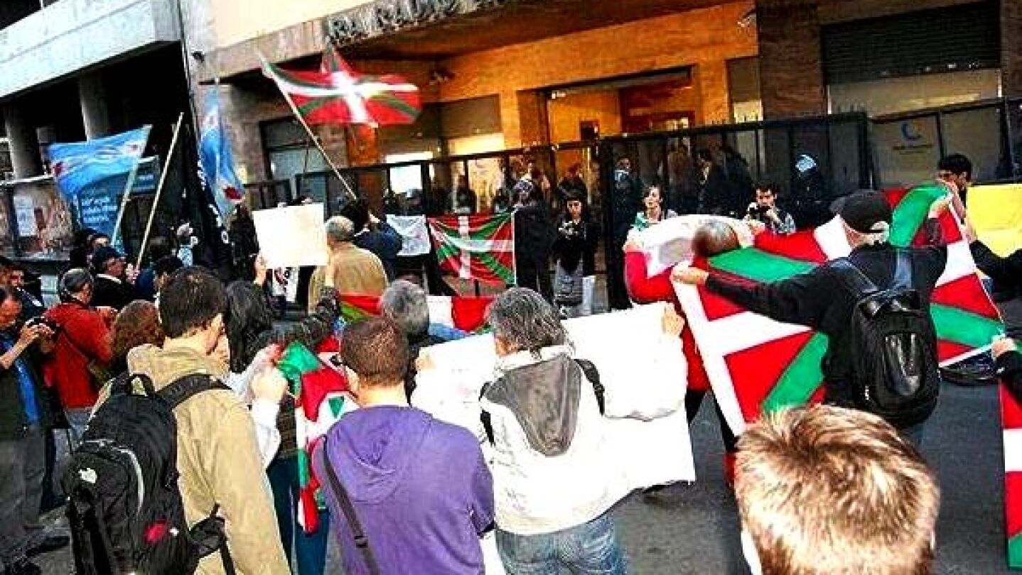 Protestas contra Baltasar Garz&oacute;n