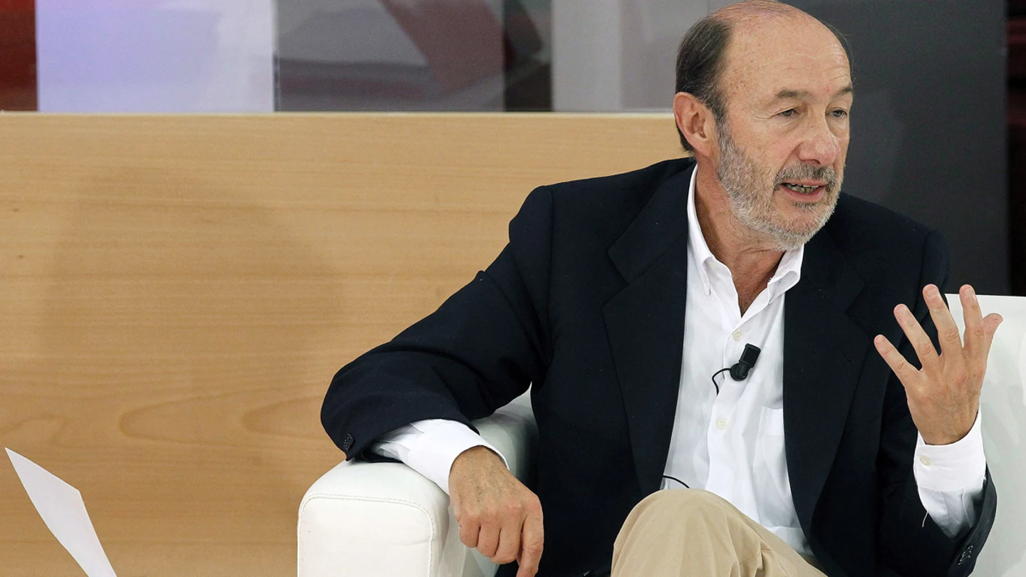 El secretario general del PSOE, Alfredo Rubalcaba, durante su intervención en el "Diálogo sobre como ganarse el conocimiento" El secretario general del PSOE, Alfredo Rubalcaba, durante su intervención en el "Diálogo sobre como ganarse el conocimiento"