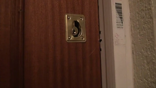 Los ladrones fuerzan la cerradura con un destornillador Los ladrones fuerzan la cerradura con un destornillador