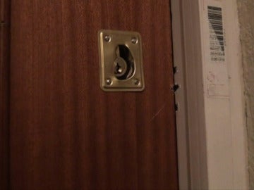 Los ladrones fuerzan la cerradura con un destornillador Los ladrones fuerzan la cerradura con un destornillador