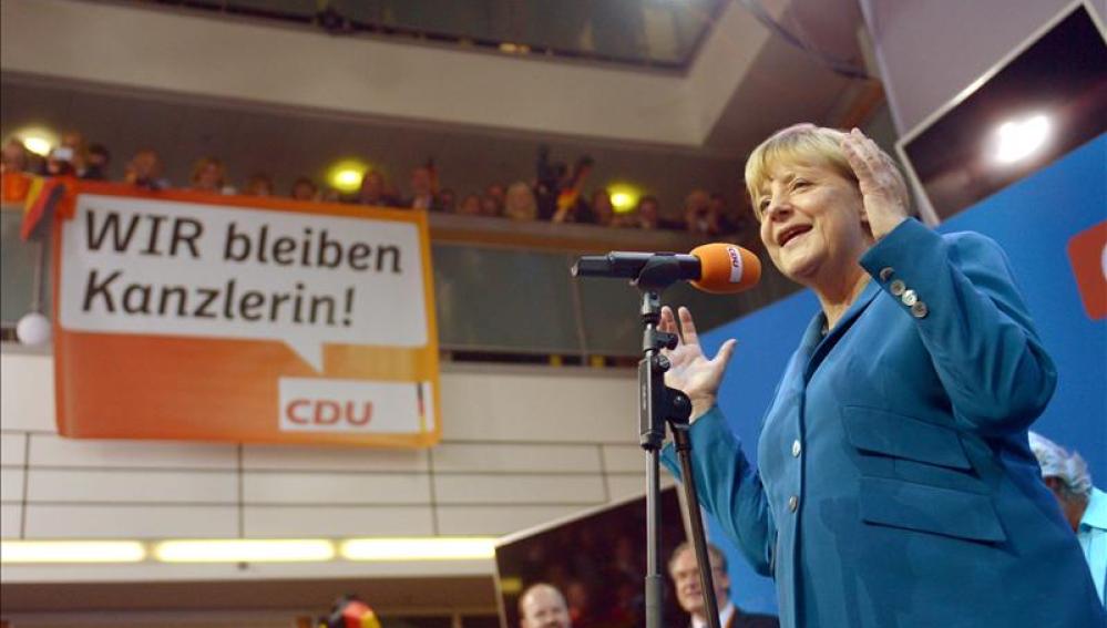 La canciller alemana, Angela Merkel, compareciendo en la sede de su partido