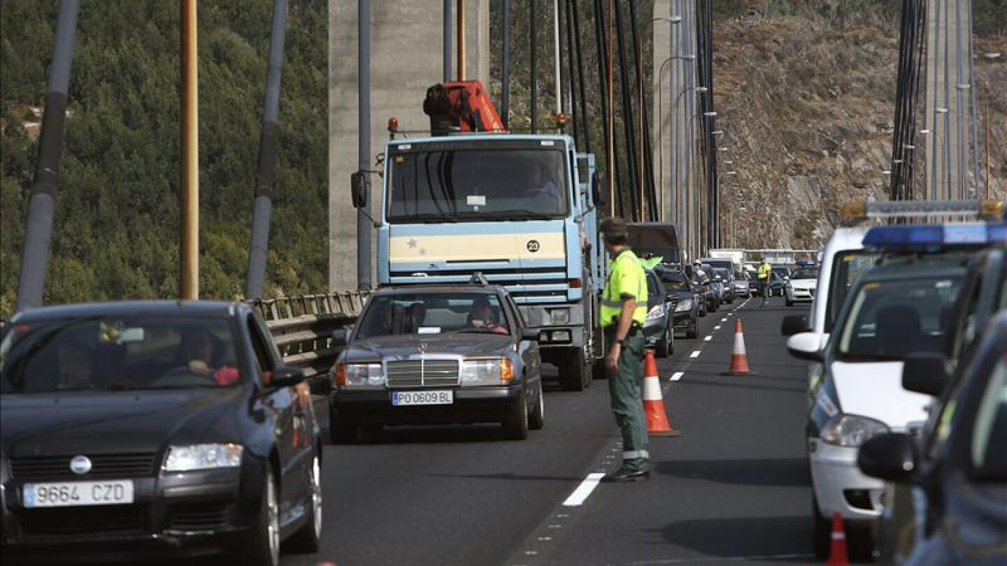 Un agente de la Guardia Civil controla el tr&aacute;fico tras un accidente