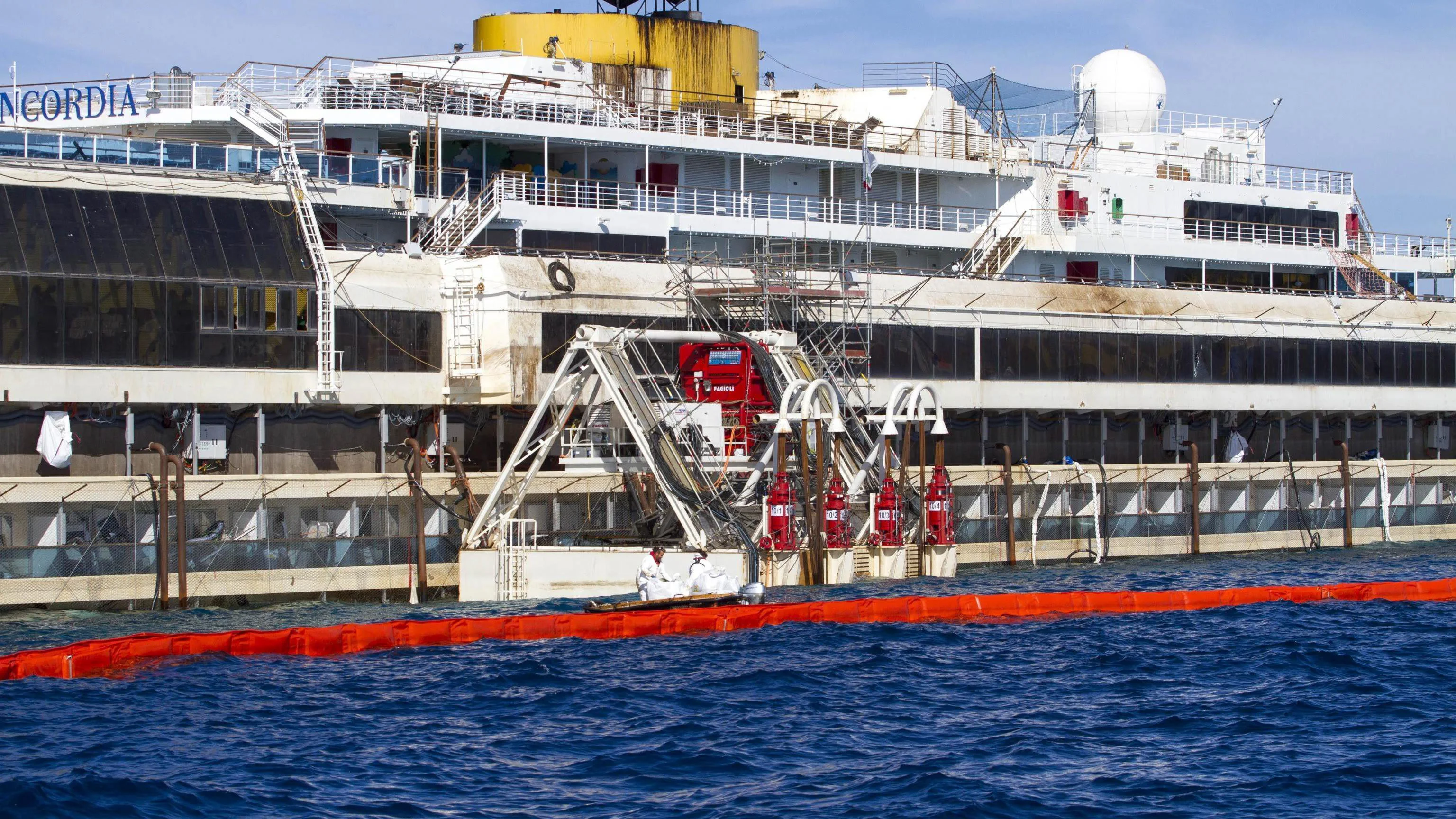 El capitán del Concordia culpa al timonel indonesio de contribuir al naufragio