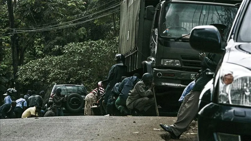 Numerosos soldados se cubren tras varios vehículos en el centro comercial de Westgate, en Nairobi 