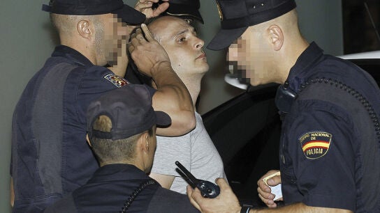 El hombre detenido por irrumpir desnudo ante la reina.