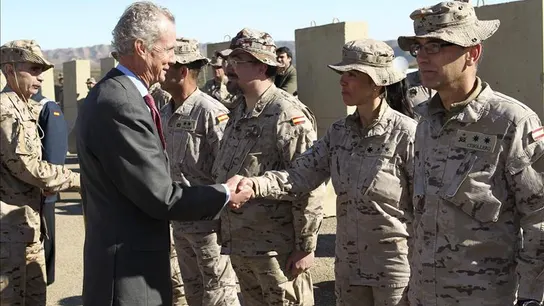 El ministro español de Defensa, Pedro Morenés, saluda a las tropas españolas en la base de Qala i Naw El ministro español de Defensa, Pedro Morenés, saluda a las tropas españolas en la base de Qala i Naw