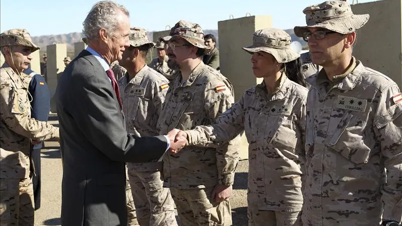 El ministro español de Defensa, Pedro Morenés, saluda a las tropas españolas en la base de Qala i Naw