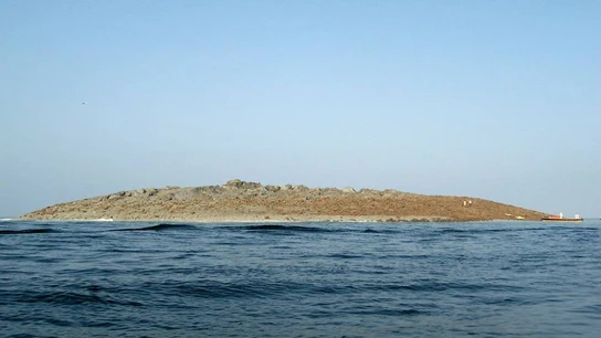 Imagen del islote que ha surgido tras el terremoto Imagen del islote que ha surgido tras el terremoto