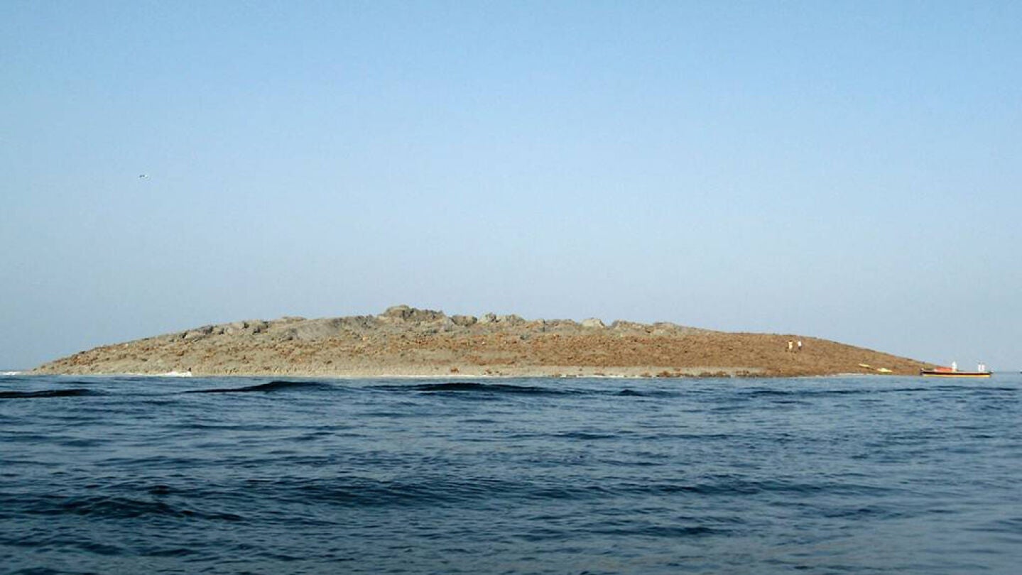 Imagen del islote que ha surgido tras el terremoto