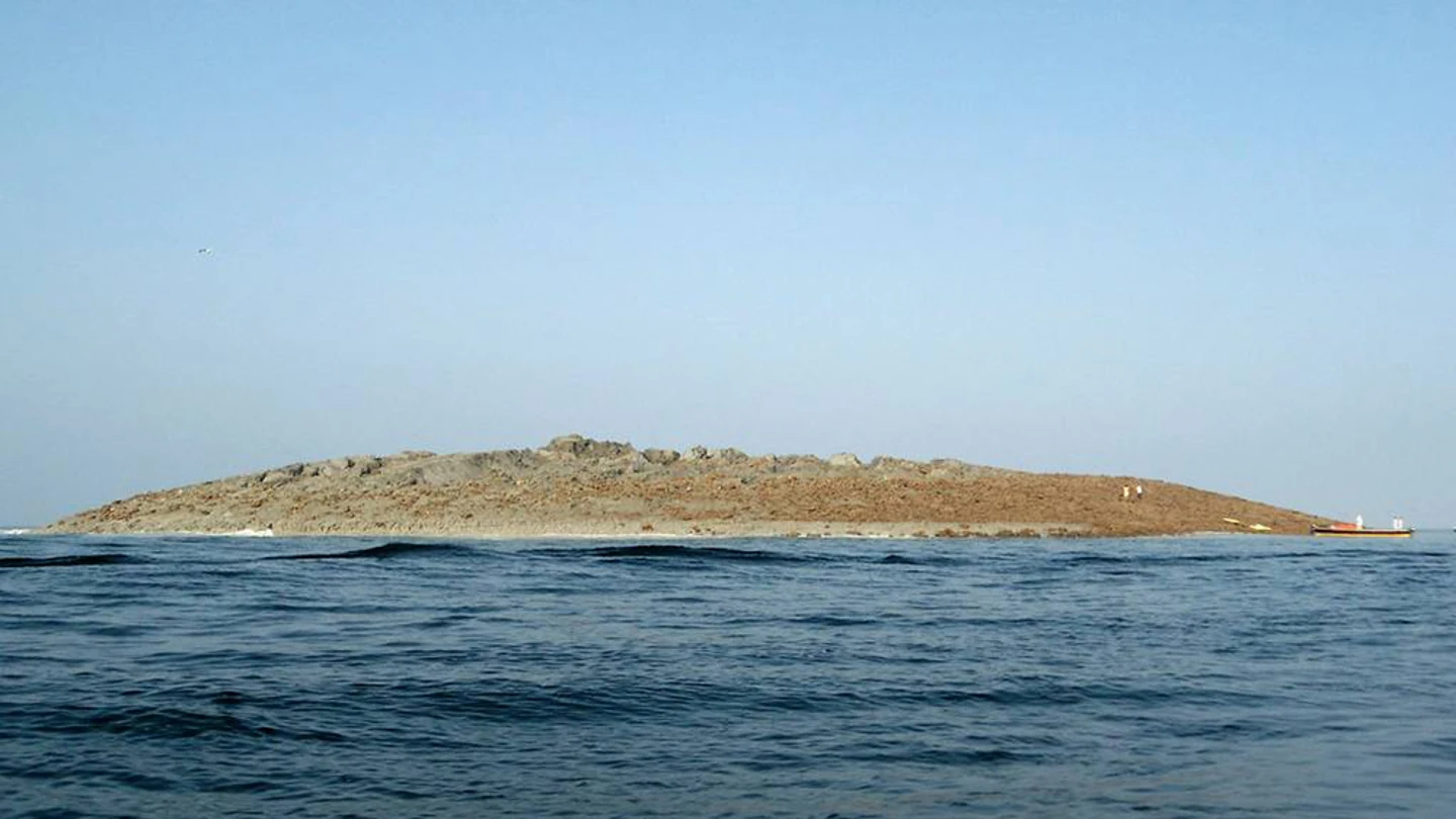 Imagen del islote que ha surgido tras el terremoto Imagen del islote que ha surgido tras el terremoto