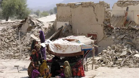 Varias personas se refugian en una construcción provisional tras el terremoto Varias personas se refugian en una construcción provisional tras el terremoto