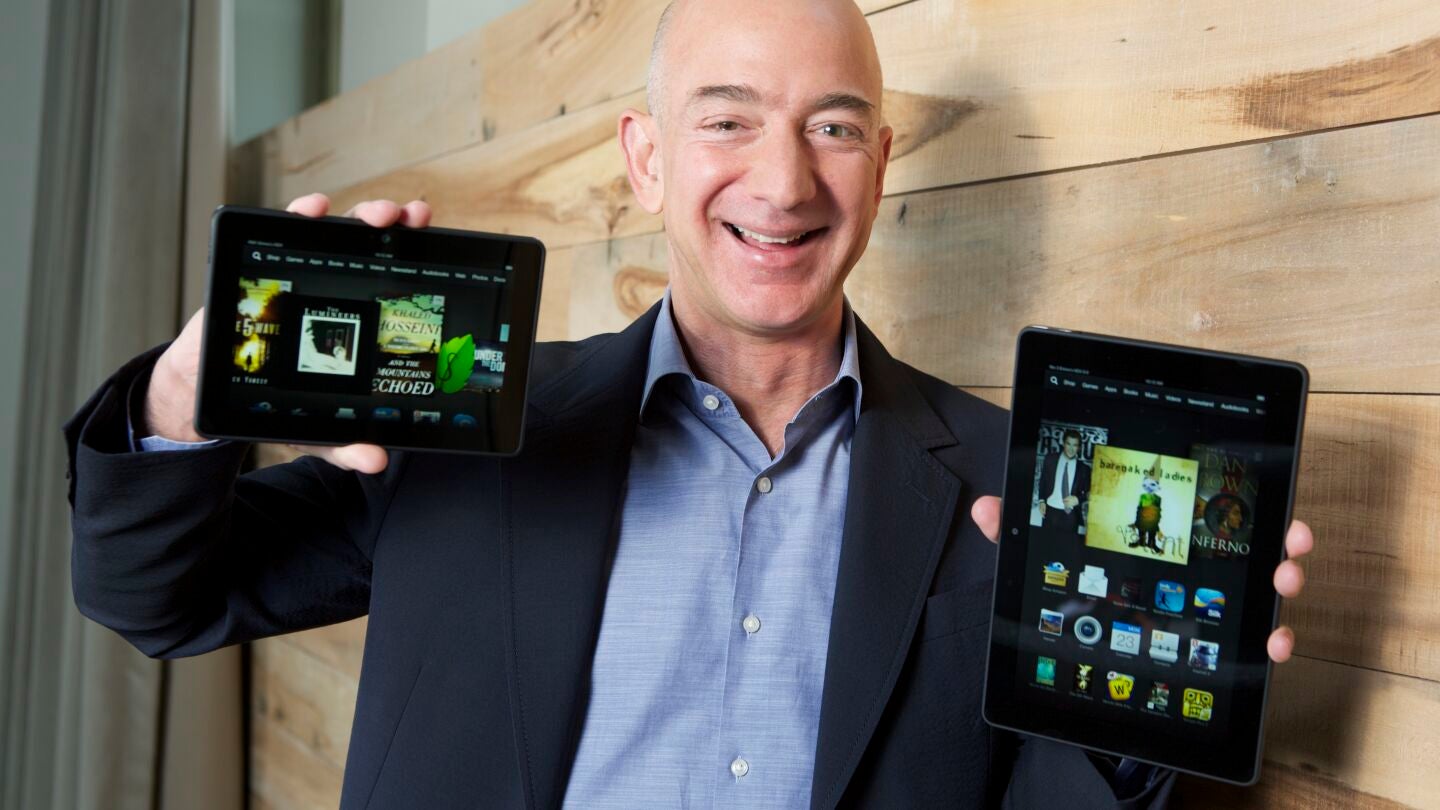 Jeff Bezos ense&ntilde;a las nuevas tabletas de Amazon