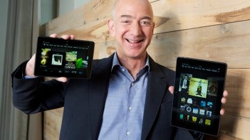Jeff Bezos enseña las nuevas tabletas de Amazon
