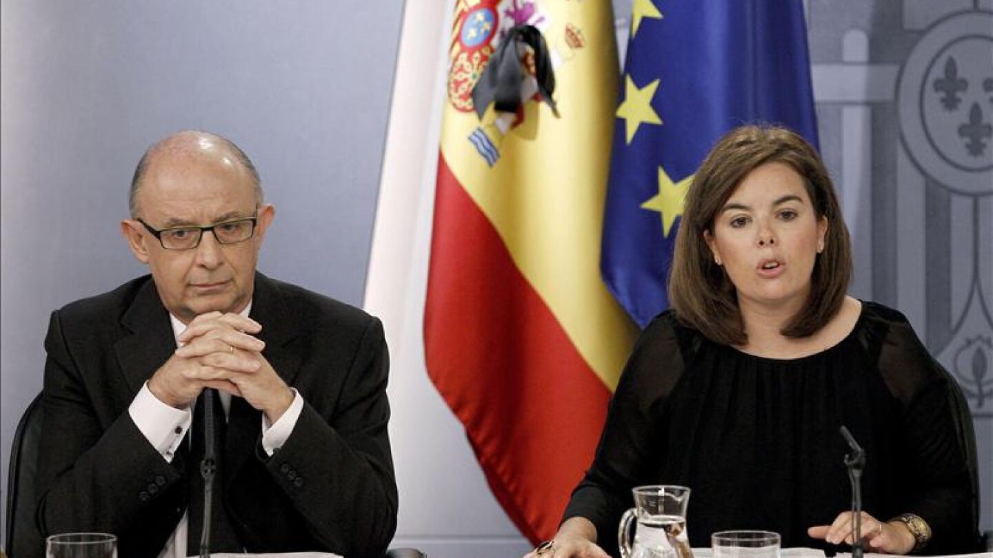 La vicepresidenta del Gobierno, Soraya S&aacute;enz de Santamar&iacute;a y el ministro de Hacienda, Crist&oacute;bal Montoro
