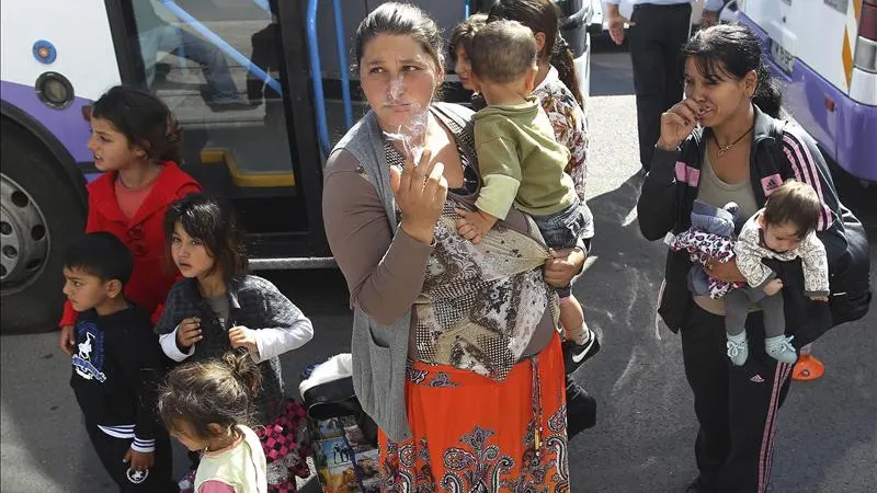 Mujeres rumanas gitanas con sus hijos llegan a Rumanía Mujeres rumanas gitanas con sus hijos llegan a Rumanía