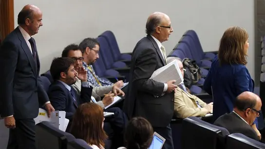 Soraya Sáenz de Santamaría, junto al ministro de Hacienda, Cristóbal Montoro, y el ministro de Economía, Luis de Guindos Soraya Sáenz de Santamaría, junto al ministro de Hacienda, Cristóbal Montoro, y el ministro de Economía, Luis de Guindos