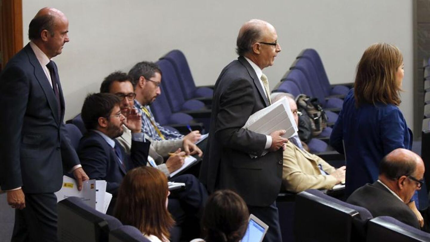 Soraya S&aacute;enz de Santamar&iacute;a, junto al ministro de Hacienda, Crist&oacute;bal Montoro, y el ministro de Econom&iacute;a, Luis de Guindos