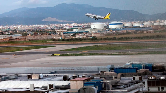 Un avión sale del aeropuerto Son San Joan, en Palma. Un avión sale del aeropuerto Son San Joan, en Palma.
