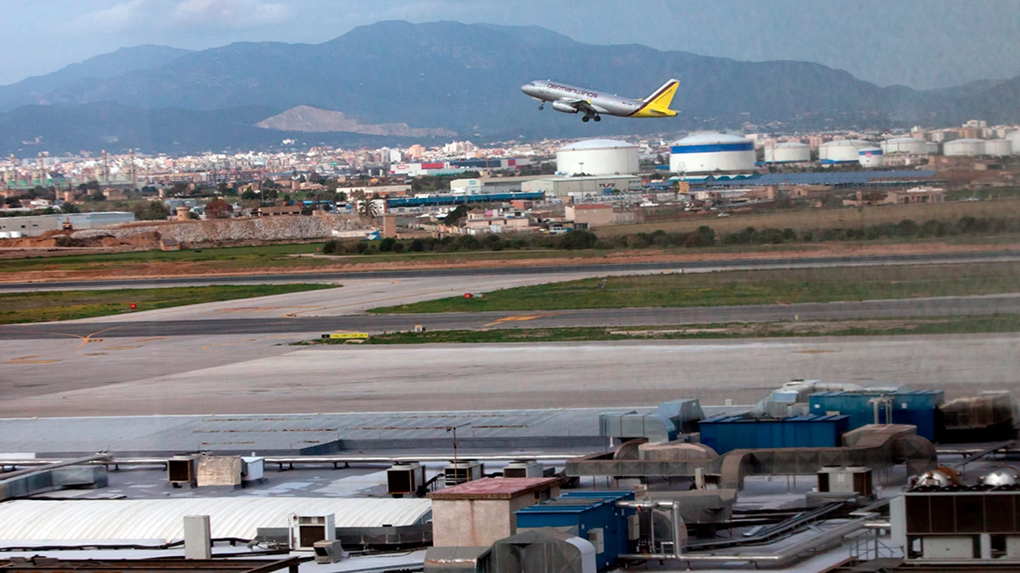 Un avión sale del aeropuerto Son San Joan, en Palma. Un avión sale del aeropuerto Son San Joan, en Palma.