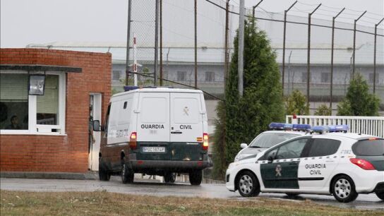 Un furg&oacute;n policial lleva a los padres de Asunta Basterra