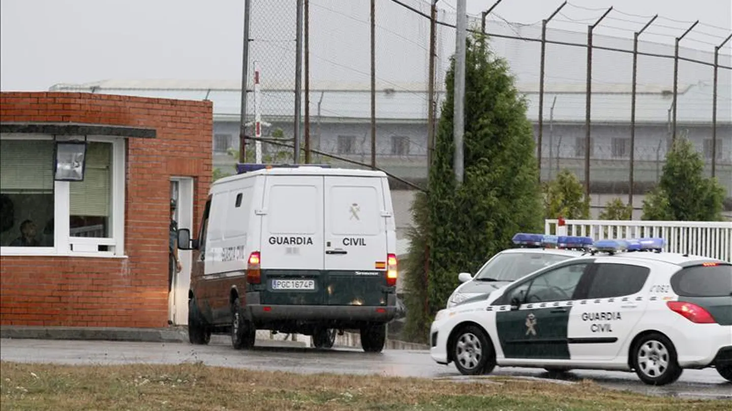 Un furgón policial lleva a los padres de Asunta Basterra Un furgón policial lleva a los padres de Asunta Basterra
