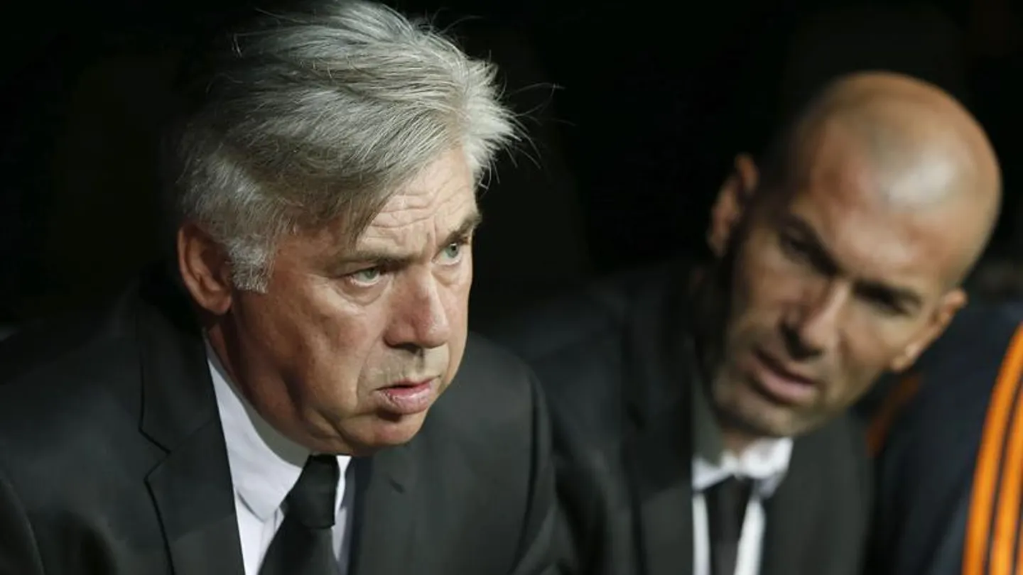 Carlo Ancelotti, junto a Zinedine Zidane en el banquillo Carlo Ancelotti, junto a Zinedine Zidane en el banquillo